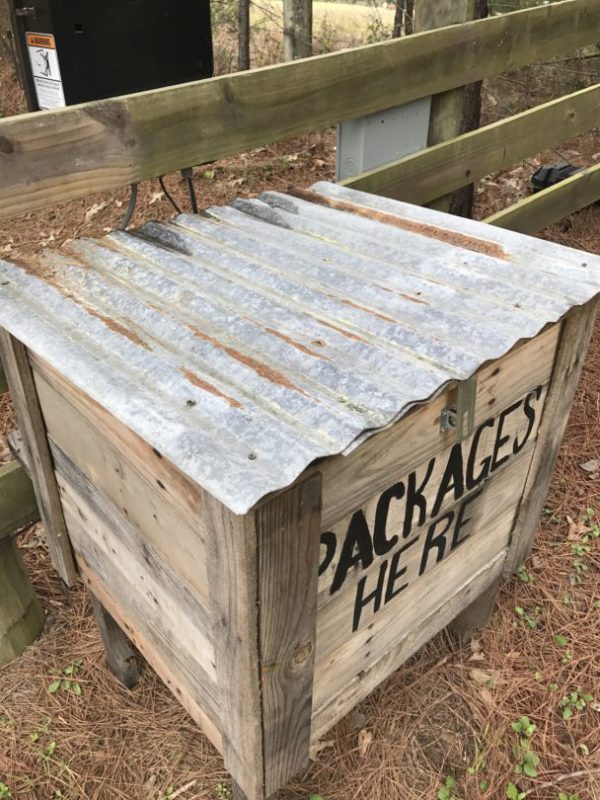 Tin placed on top of the pallet parcel box