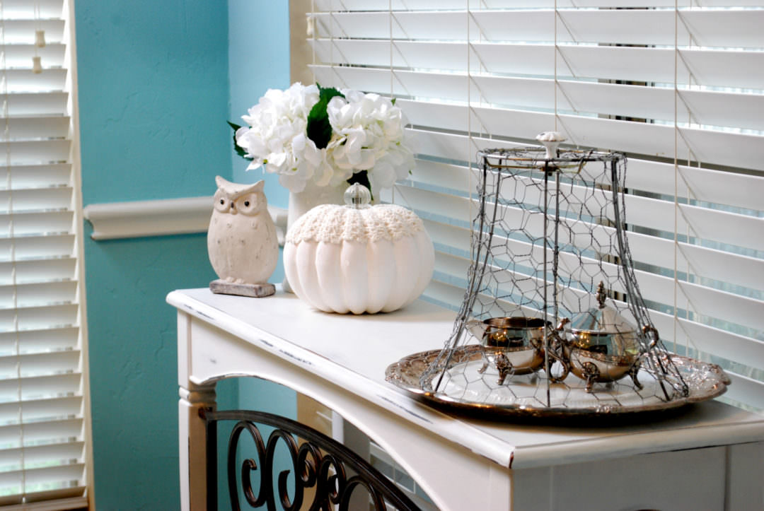 Breakfast Room in blue and white. Fall Home Tour by CountyRoad407.com