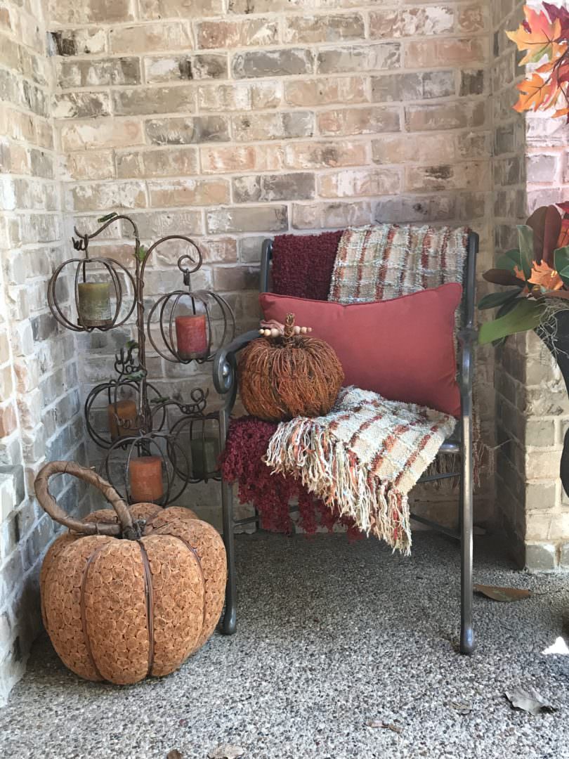 Cozy seating area for fall porchette on CountyRoad407.com 