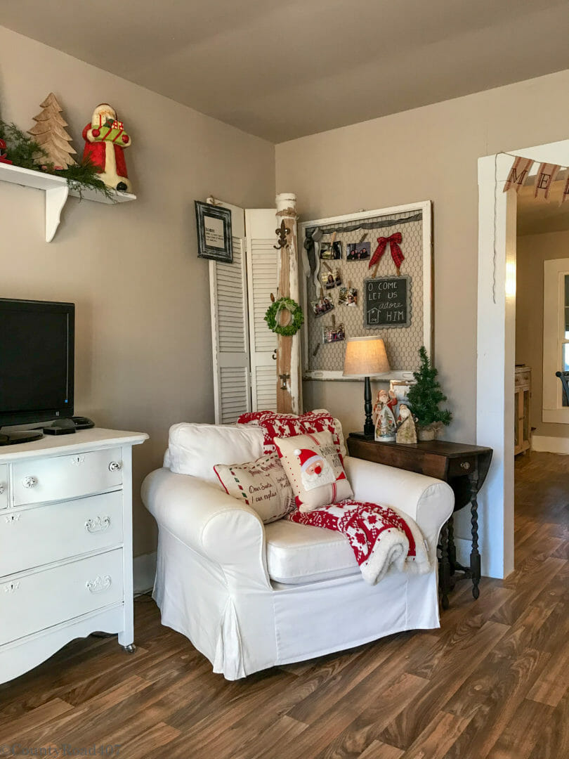 Farmhouse Christmas decor by Countyroad407.com