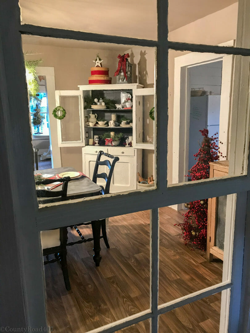 Cozy farmhouse Christmas Dining room with farmhouse tour by CountyRoad407.com