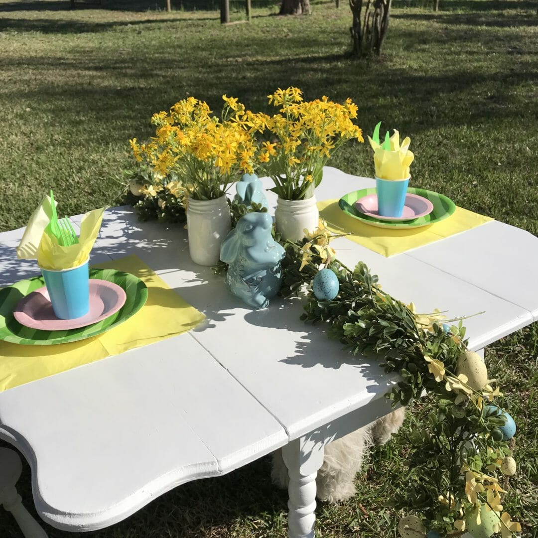 Use paper plates with this centerpiece for a quick Easter table by Countyroad407.com