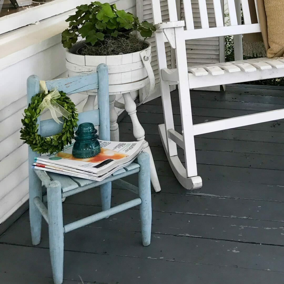 vintage items painted blue bring in the cool summer hues. CountyRoad407.com