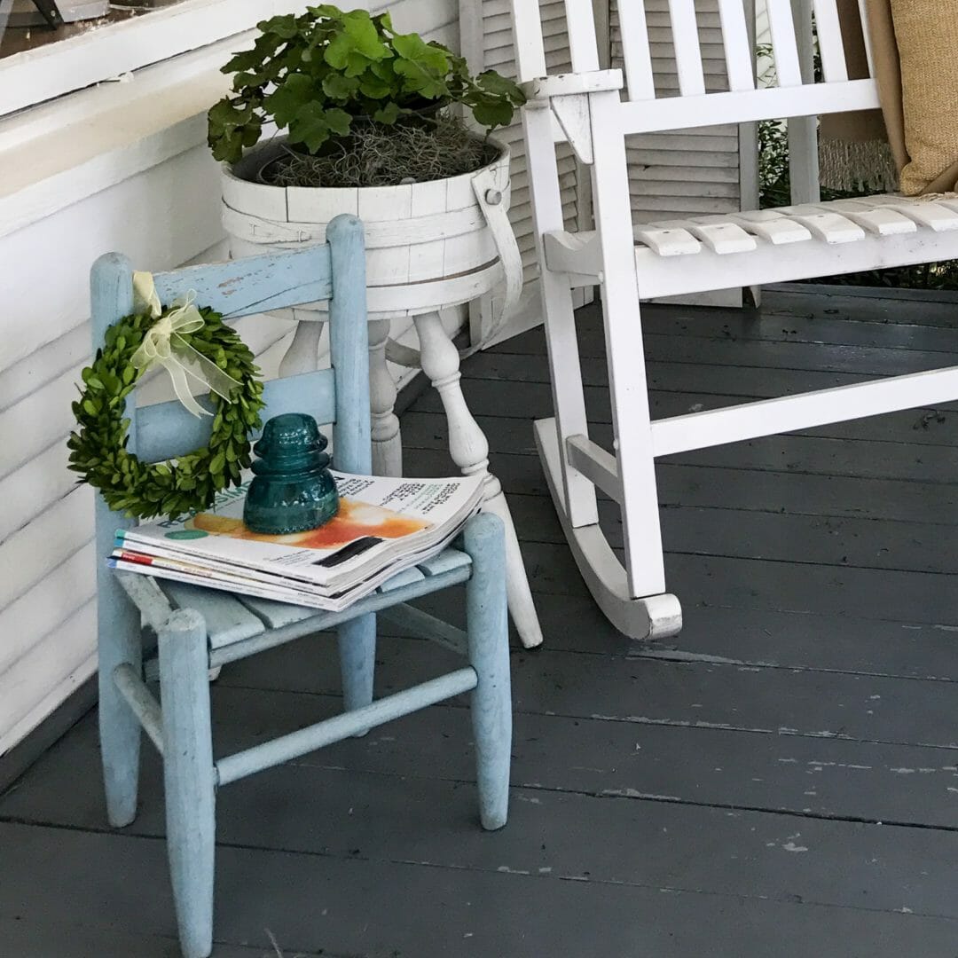 Vintage items painted blue bring in the cool summer hues. CountyRoad407.com
