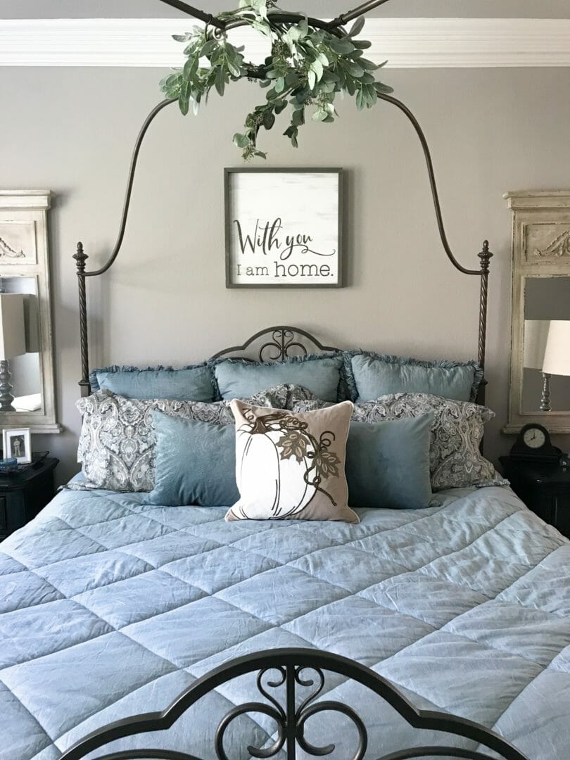 A fall subtle fall bedroom by CountyRoad407.com