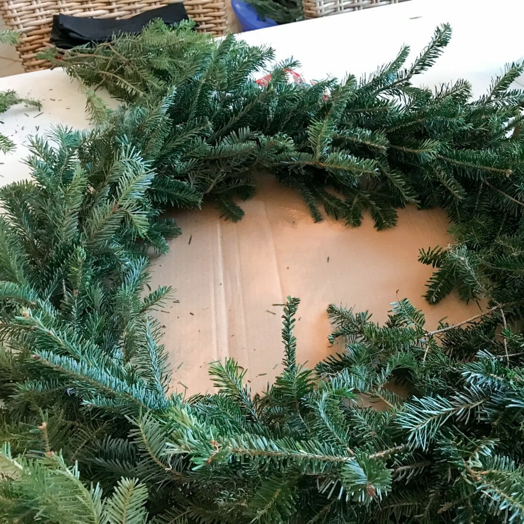 Making a live wreath is super easy! CountyRoad407.com