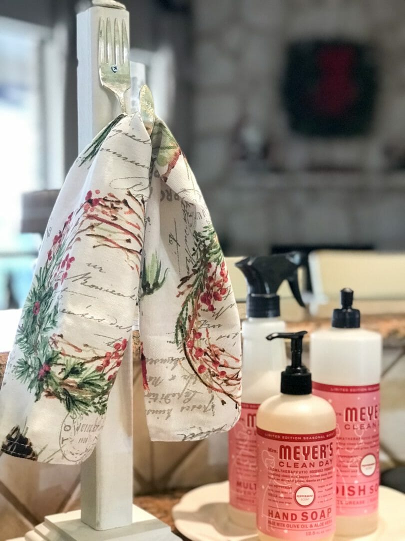 DIY farmhouse inspired wreath holder makes a great towel holder too! By CountyRoad407.com