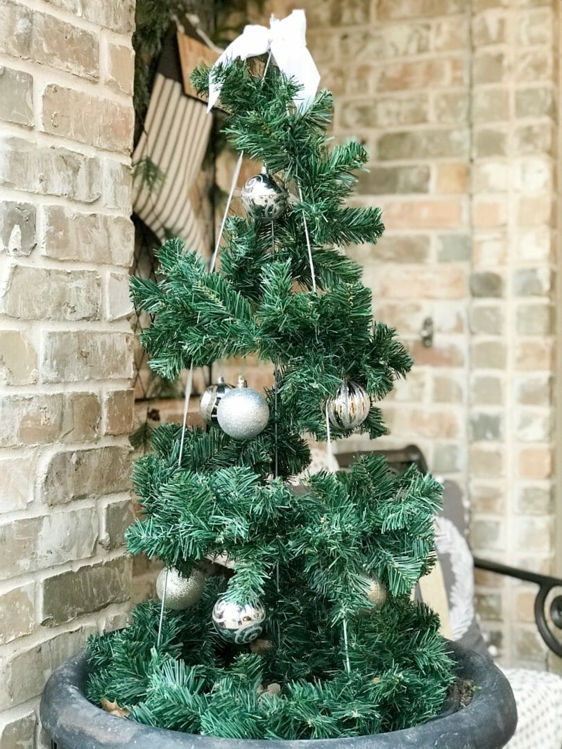 Easy DIY Christmas decor for indoors or outdoors. CountyRoad407.com #DIY #ChristmasDIY #ChristmasTreeDIY