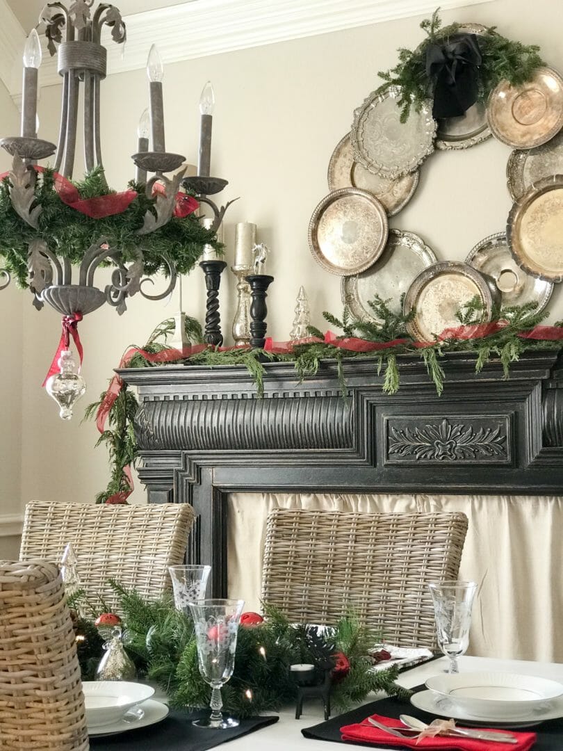 A classic Christmas dining room tour by CountyRoad407.com