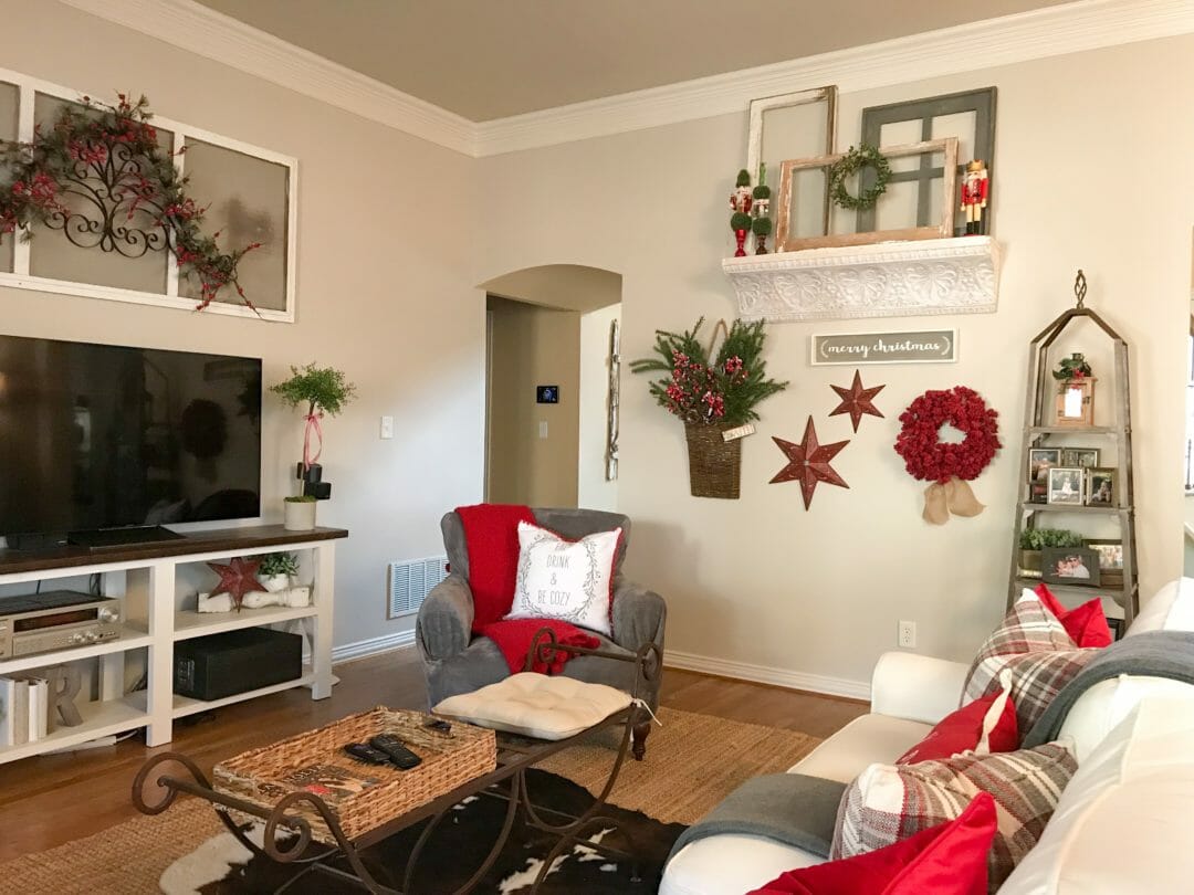 A casual but classic family room for Christmas. Tour with CountyRoad407.com
