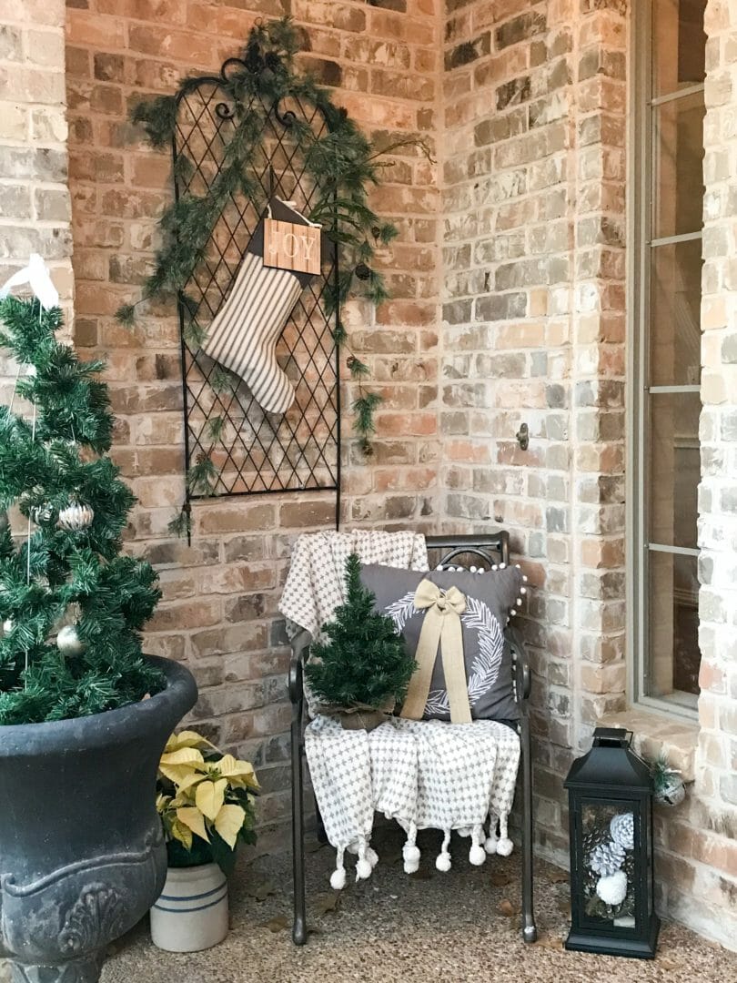 Decorating a porchette for a neutral Christmas look by CountyRoad407.com