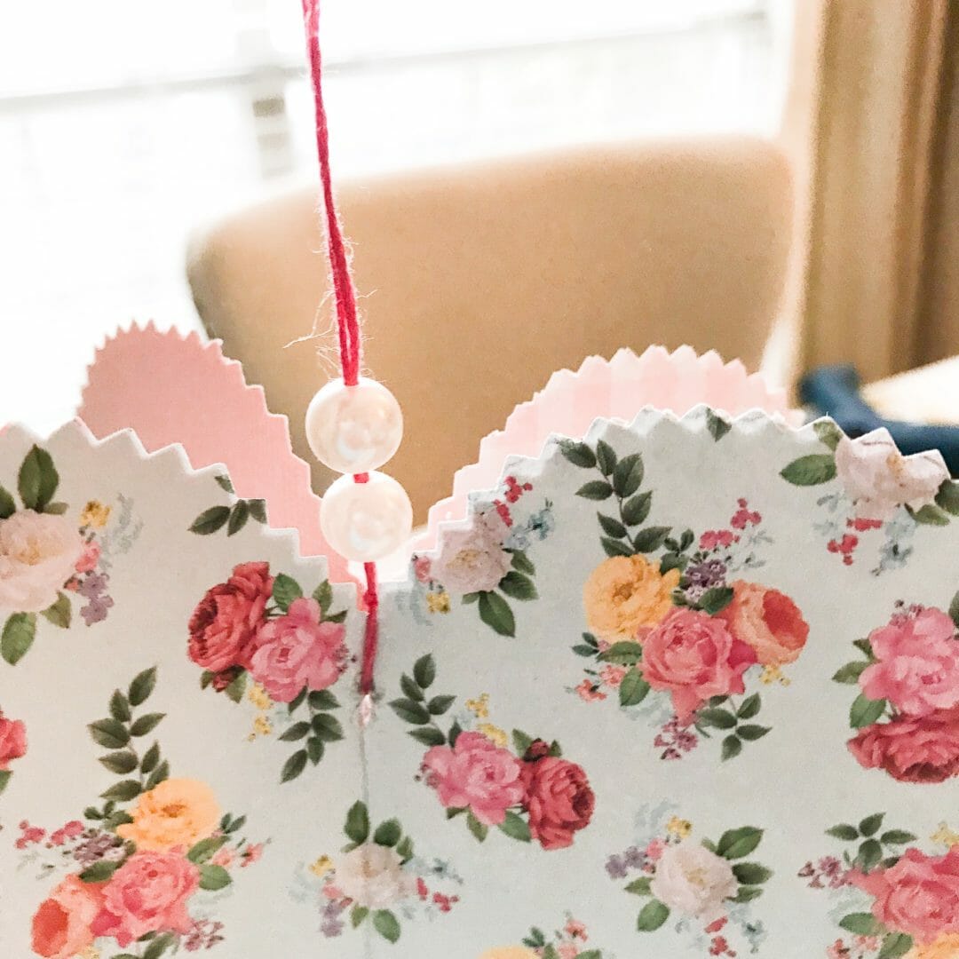 A hanging paper heart Valentine craft for 10 on the 10th by CountyRoad407.com