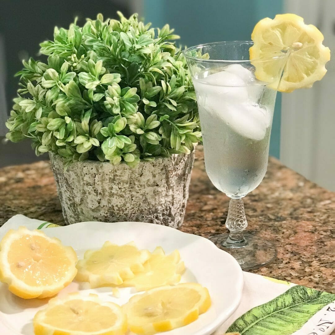 Decorative flower and sun out of lemon slices by CountyRoad407.com #lemonslices #lemons #cuttinglemons #summerdecor #lemondecor #DIYlemonslices #CountyRoad407