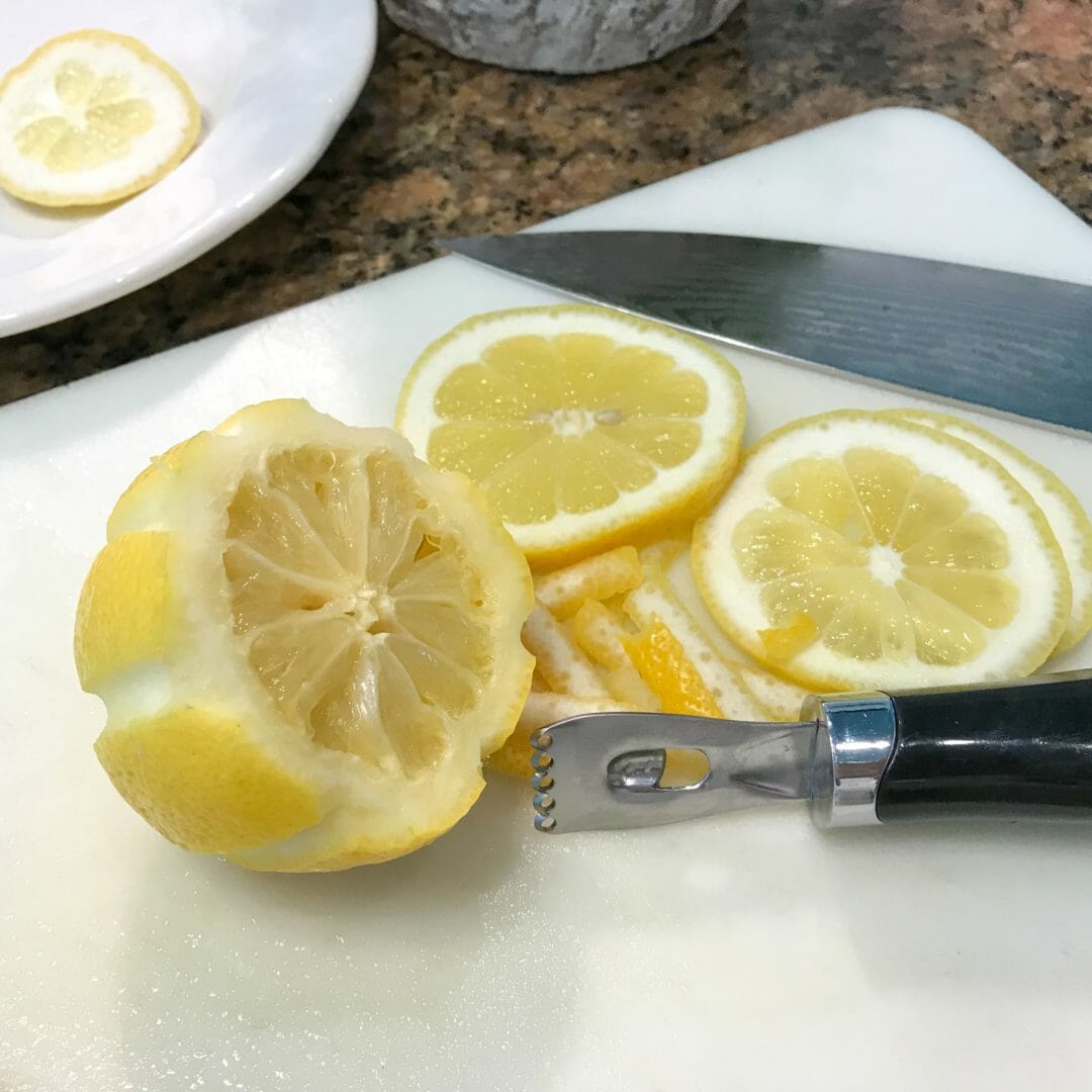 Decorative flower and sun out of lemon slices by CountyRoad407.com #lemonslices #lemons #cuttinglemons #summerdecor #lemondecor #DIYlemonslices #CountyRoad407