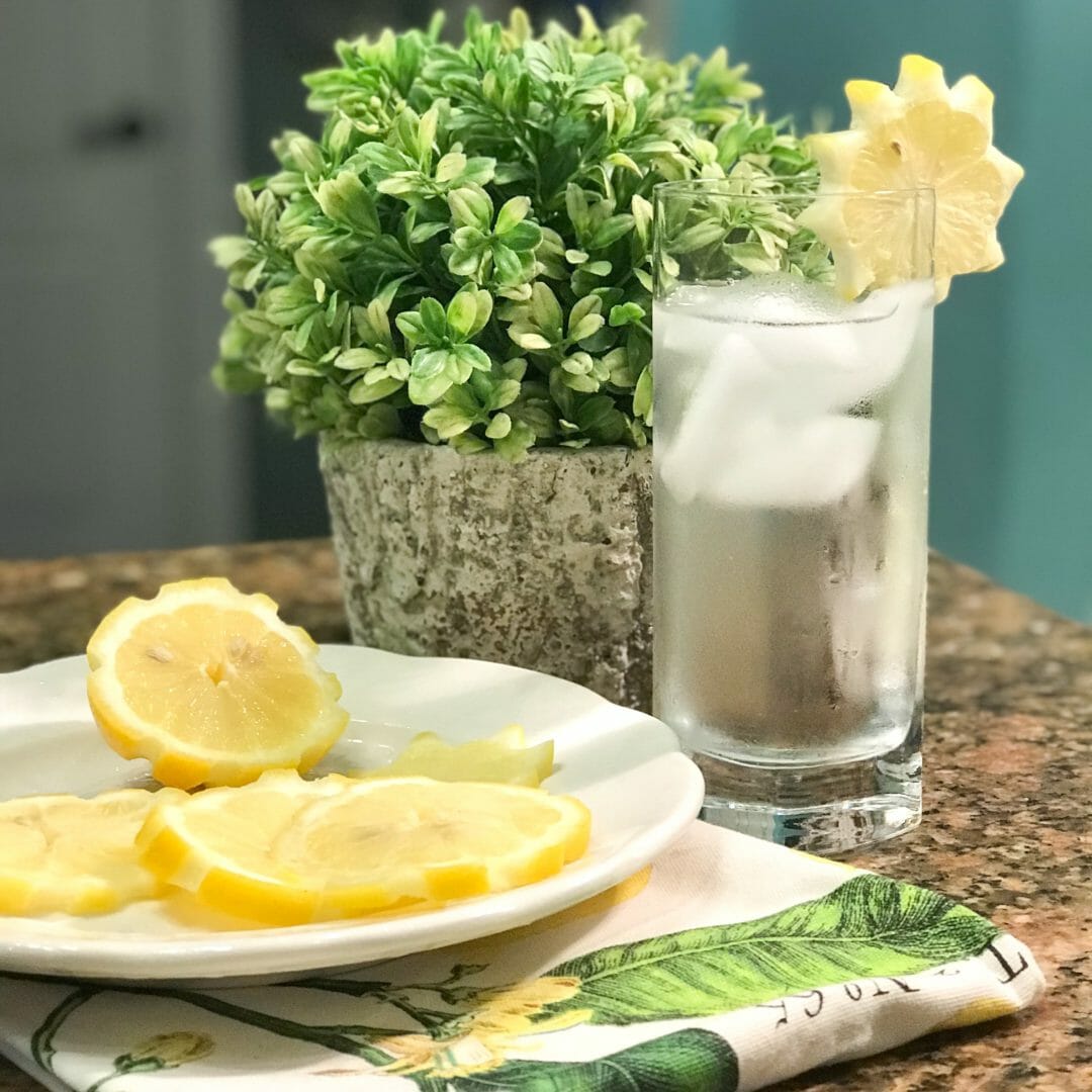 Decorative flower and sun out of lemon slices by CountyRoad407.com #lemonslices #lemons #cuttinglemons #summerdecor #lemondecor #DIYlemonslices #CountyRoad407