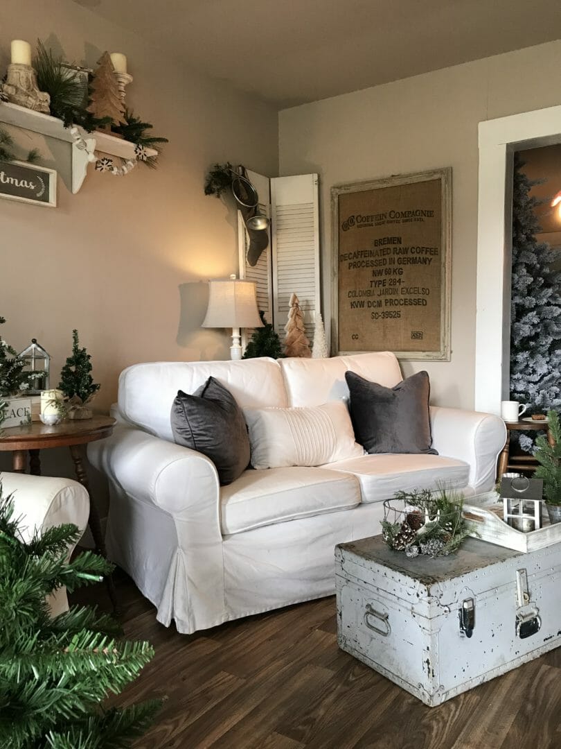 farmhouse living room at Christmas