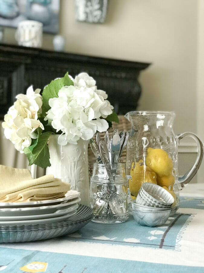 Centerpiece of lemons, plates and flowers