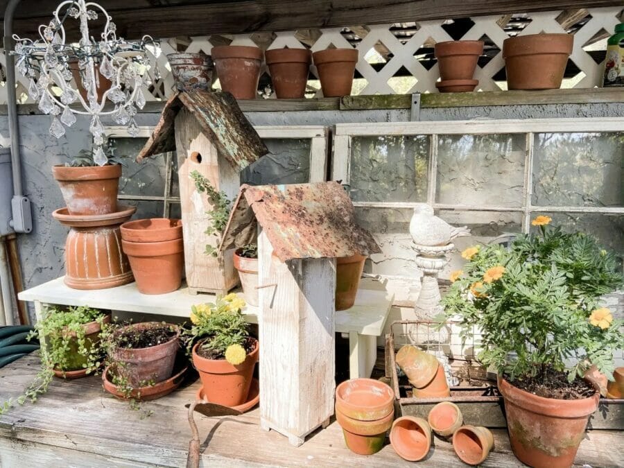 Birdhouses and clay pots 