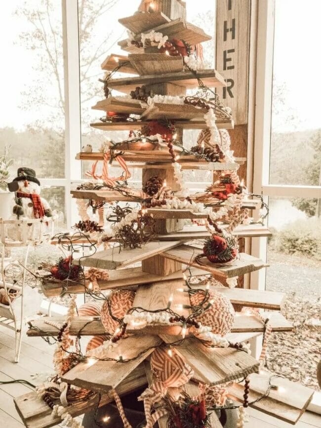 pallet wood tree with ornaments