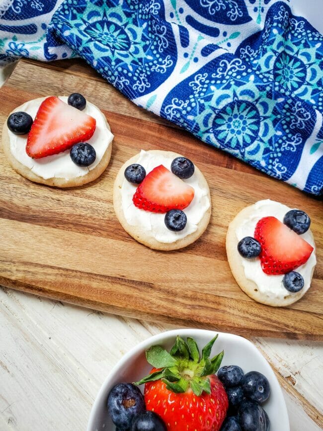 fruit pizza cookies re, white and blue