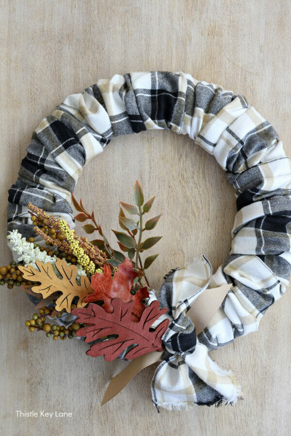 blk and wht plaid wreath with leaf picks