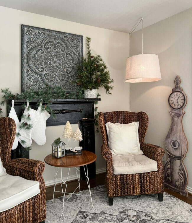 Seating Area with mantel and black mantel with stockings