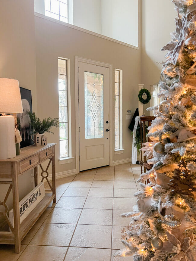 Entry with front door, Christmas tree and table with lamp