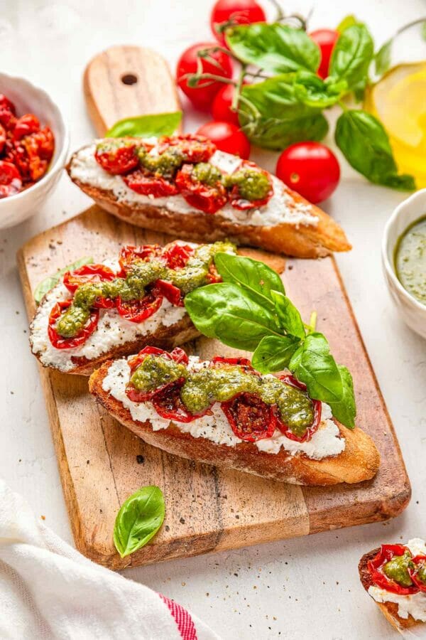 Crostini on a while place with spinach on side