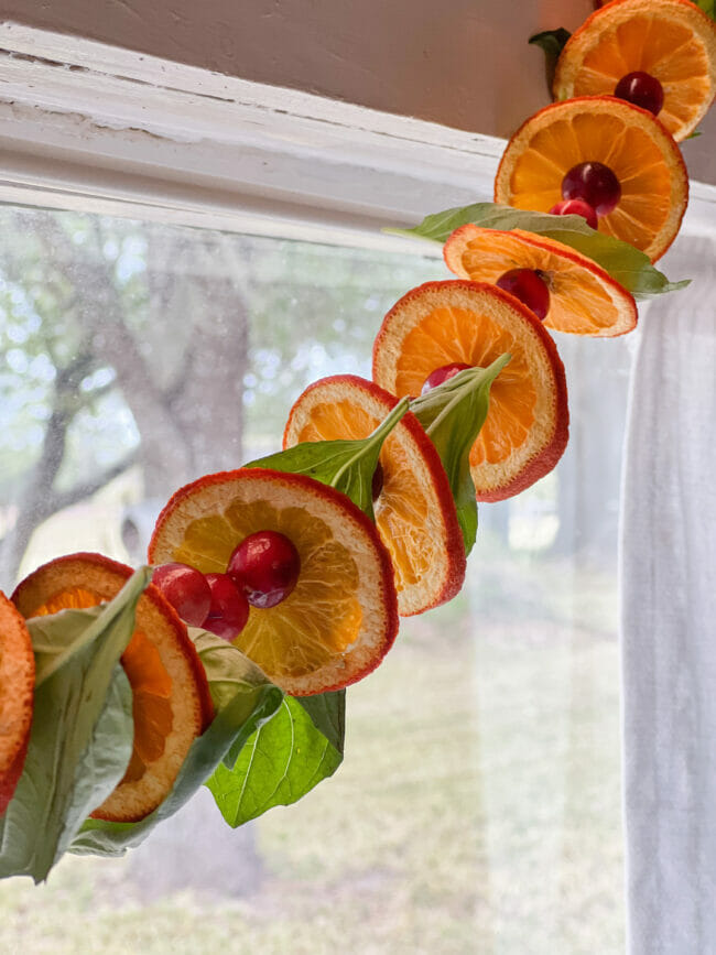 How to make an easy yet impressive autumn garland with cranberries