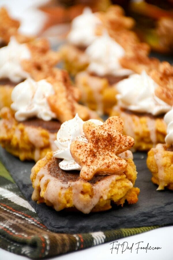 pumpkinpie cookies with a little leaf on top