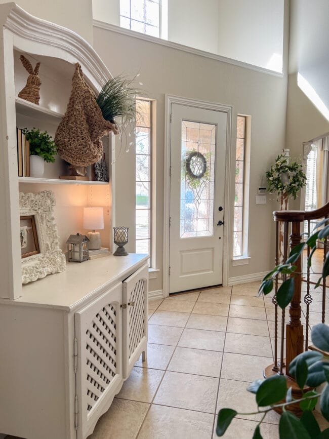 entryway with hutch and coat rack with wreath
